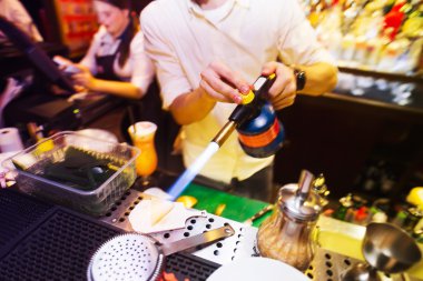 Bir kokteyl hazırlama süreci