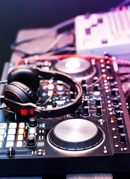 DJ ekipmanları, kulaklık, mikrofon, vinil — Stok fotoğraf