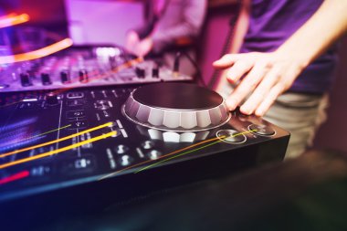 Kulüp Dj vinil pikap müzik karıştırma oynamak