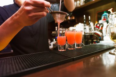 Barmen karıştırın alkol