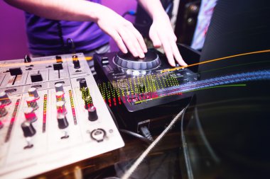 Kulüp Dj vinil pikap müzik karıştırma oynamak