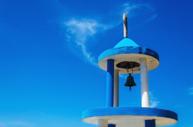 Mavi Beyaz Kule kule bell Yunan kilisesi ile