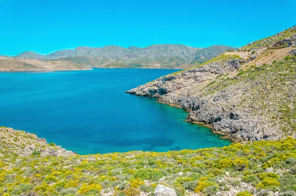 Fredlig azurblå havet bay, Grekland — Stockfoto