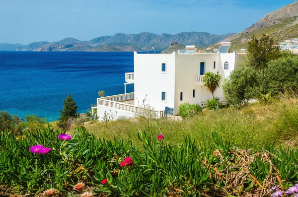 Mysiga lägenheter längs stranden, Grekland — Stockfoto