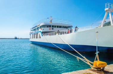 Rum feribot boyalı mavi-beyaz renklerde demirledi