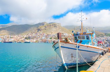 Tipik Yunan Fishermans tekne Harbour, Yunanistan