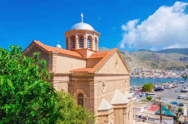 Kırmızı çatı ve şehir bağlantı noktası ile Rum Kilisesi