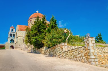 Kırmızı çatı, Yunanistan ile tipik Yunan kilisesi