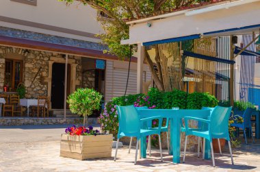 Mavi sandalye ile geleneksel Yunan restoranı