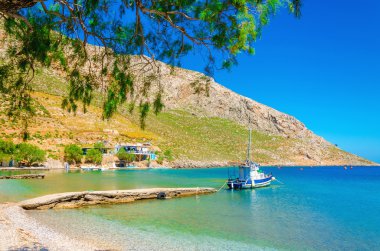 Açık kum ile huzurlu Bay küçük tekne palamarla