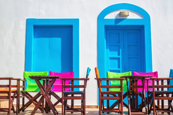 Renkli Yunan restoranı masa ve sandalyeler, Yunanistan — Stok fotoğraf