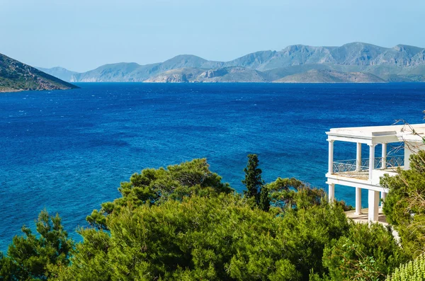 Vista sobre o mar do típico apartamento grego Grécia — Fotografia de Stock