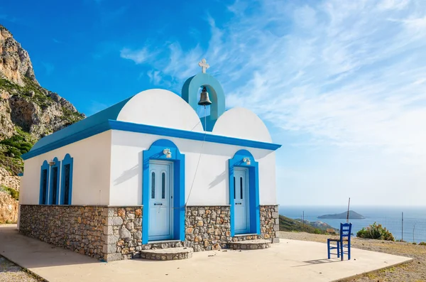 Tipikus görög kék kupola templom, Görögország — Stock Fotó