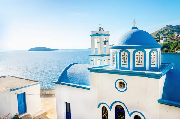 Dôme bleu grec de l'église blanche, Grèce — Photo