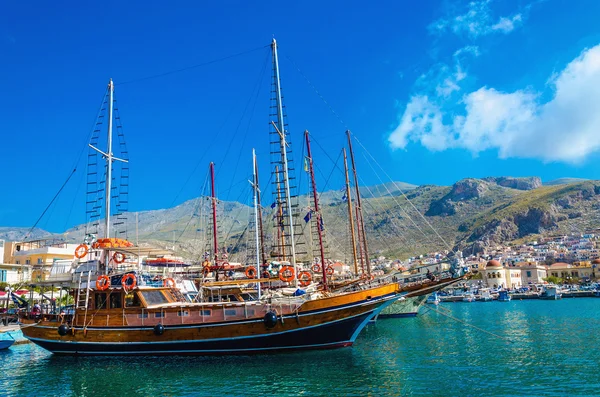 Stora trä yacht ligger för ankar i hamnen Pothia, Grekland — Stockfoto