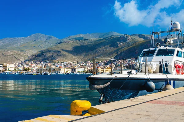 Barco turístico atracado no porto grego, Grécia — Fotografia de Stock