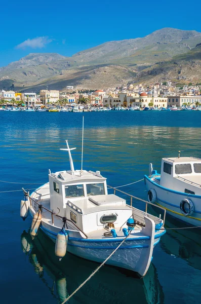 Barca dei pescatori in greco blu e bianco, Grecia — Foto Stock