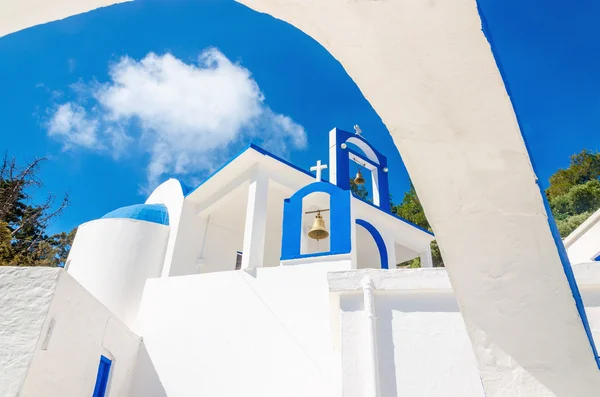 Igreja grega com cores azul e branco, Grécia — Fotografia de Stock