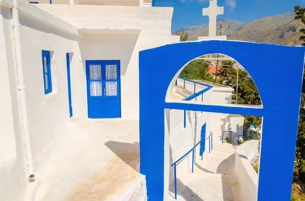 Igreja grega com cores azuis icônicas, Grécia — Fotografia de Stock