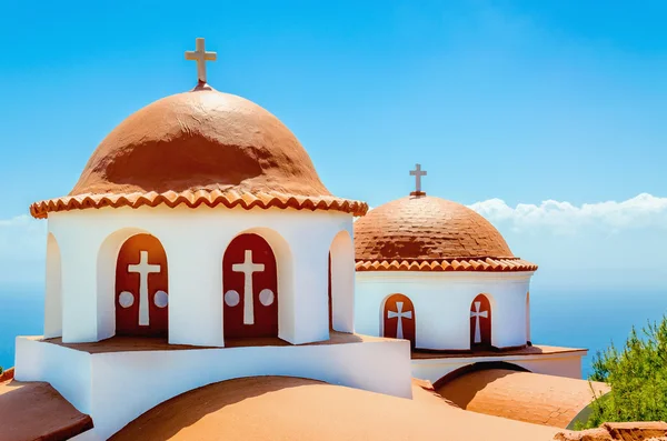 Tipikus egyházi bordó tetővel, görög sziget, Görögország — Stock Fotó