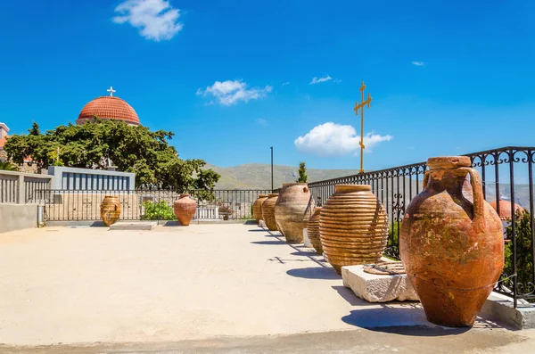 Igreja grega com vasos cerâmicos no terraço, Grécia — Fotografia de Stock