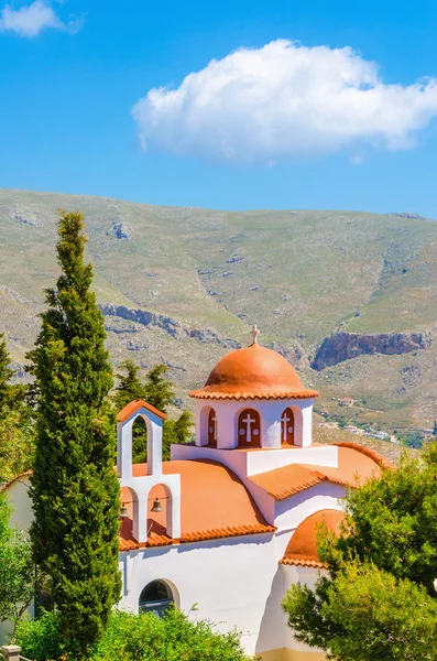 Grecki kościół z białymi ścianami i czerwony dach — Zdjęcie stockowe