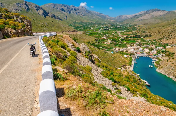 Vathi bay, tiefland und roller standing, griechenland — Stockfoto