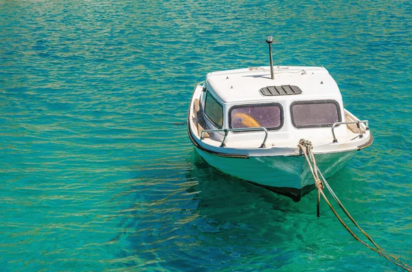 Small empty white motorboat on anchor — Stock Photo, Image