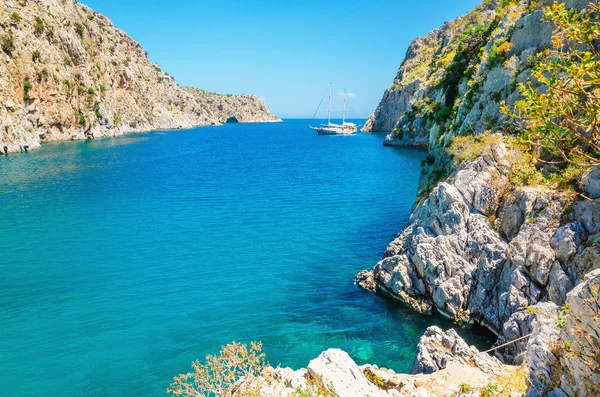 Mar bahía en la isla griega con yate en tierra, Grecia —  Fotos de Stock