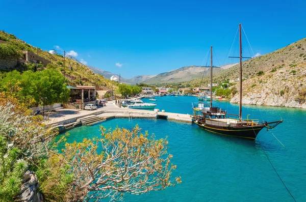 Wooden yacht standing in Greek port, Greece — Stock Photo, Image