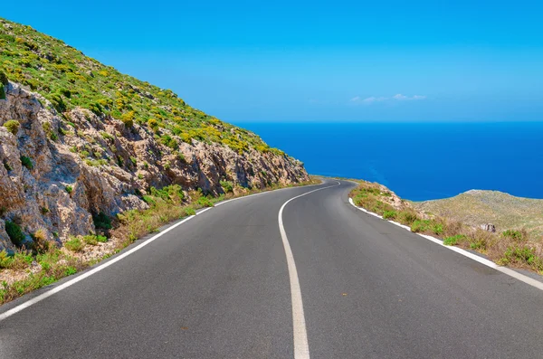 Estrada de asfalto curvilínea que leva à incrível baía do mar — Fotografia de Stock