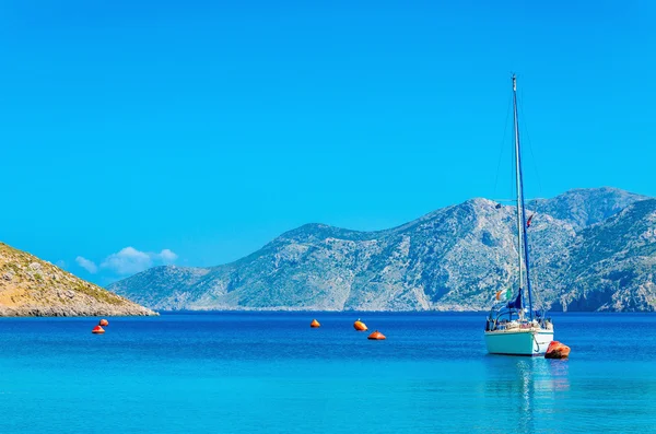 Yate deportivo fondeado en la bahía de la isla griega — Foto de Stock