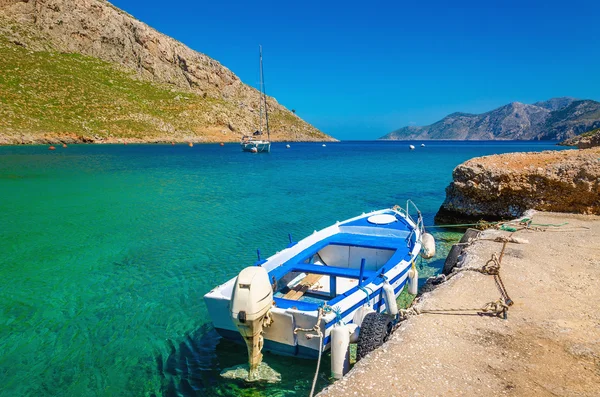 Pequeno barco a motor de convés aberto em cores gregas, Grécia — Fotografia de Stock