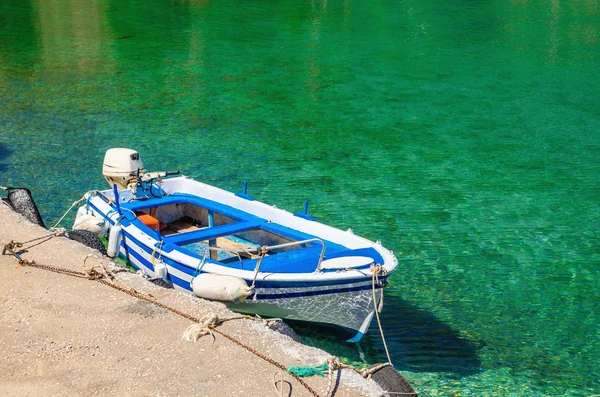 Petit bateau à moteur à pont ouvert, île grecque, Grèce — Photo