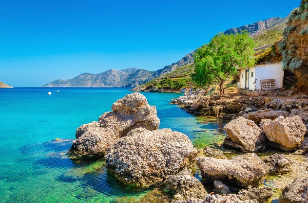 Increíble bahía griega con agua clara, Grecia — Foto de Stock