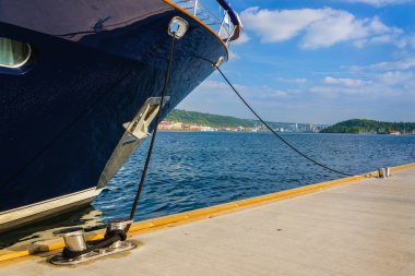 Oslo Fiyordu, Norveç demirleyen koyu mavi yat