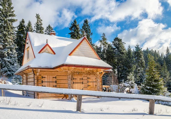 Mountain hut with closed windows in winter — Stock Photo, Image