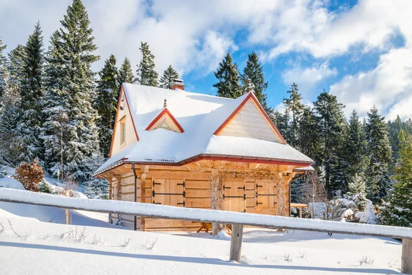 Mountain hut with closed windows, Turbacz, Poland — Stock Photo, Image