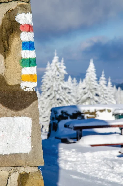 Panneaux de randonnée sur le mur d'abri de montagne — Photo