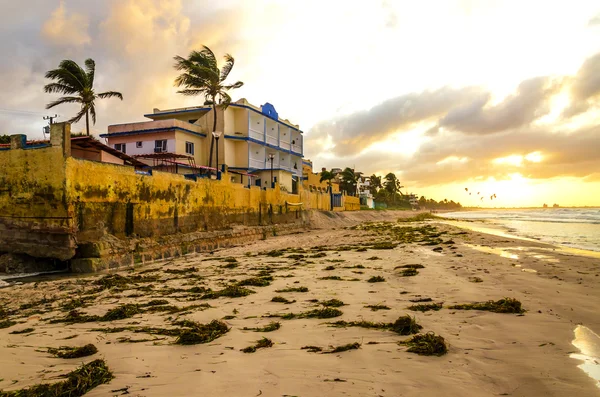Man met een rugzak op strand van Varadero, Cuba — Stockfoto