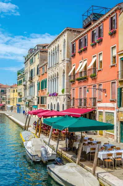 Scenic canal with italian restaurant , Venice — Stock Photo, Image