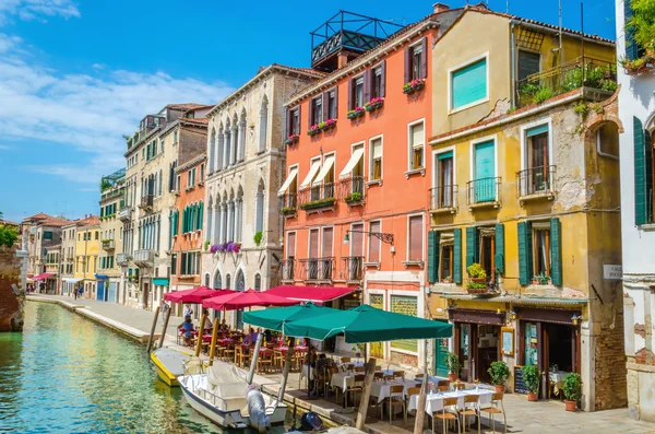 Scenic canal with italian restaurant, Venice — Stock Photo, Image