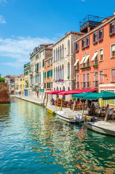 Natursköna kanalen med italiensk restaurang, Venedig — Stockfoto