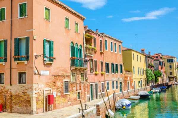Kanalen med båtar och byggnader har en estetisk, Venedig, Italien — Stockfoto