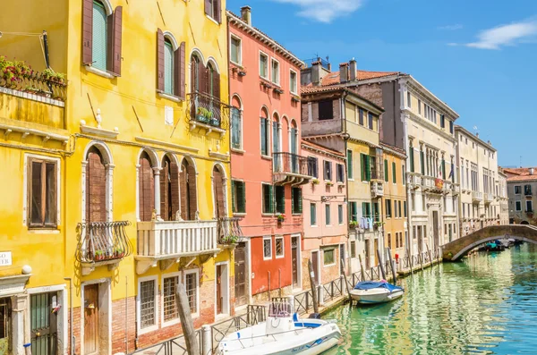 Natursköna kanalen med båtar, Venedig, Italien — Stockfoto