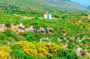 Geleneksel küçük Rum Kilisesi ve kırmızı çatı Yunanistan