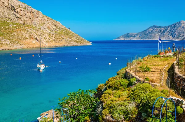 Řecký ostrov moře zálivu a jachty na kotvu, Řecko — Stock fotografie