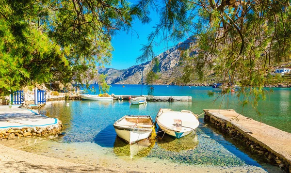 Tillflyktsorten med båtar i sjön viken, Grekland — Stockfoto