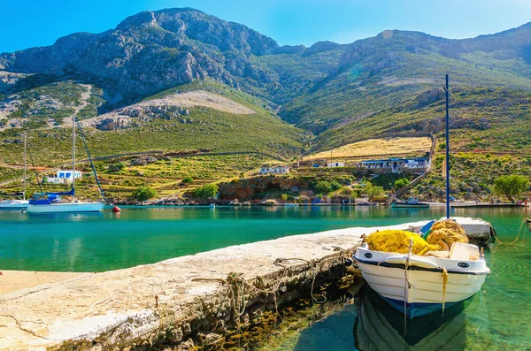 Vit yached i grekisk hamn på solig dag, Grekland — Stockfoto