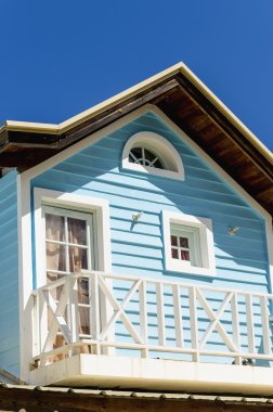 Balkonlu mavi ev